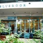 ประตูสีฟ้า ซอยเอกมัย 10 ร้านกาแฟสำหรับหนอนหนังสือ