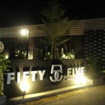 ร้านฟิฟตี้ไฟว์  Fifty Five Pub&Restaurant อยู่ระหว่าง ซอย อุดมสุข 51 กับ 53