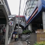 07 รถไฟฟ้ามหานคร สายสีน้ำเงิน MRT สถานีสุขุมวิท อยู่ตามแนวถนนอโศก – สุขุมวิท หน้าตลาดอโศก