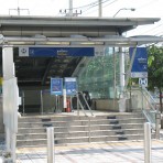 12 รถไฟฟ้ามหานคร สายสีน้ำเงิน MRT สถานีสุทธิสาร  อยู่ตามแนวถนนรัชดาภิเษก บริเวณกลางสี่แยกสุทธิสาร
